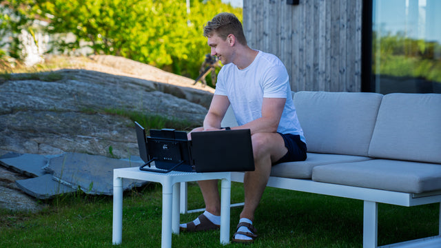 Arbeidsplass med tre skjermer ute i hagen