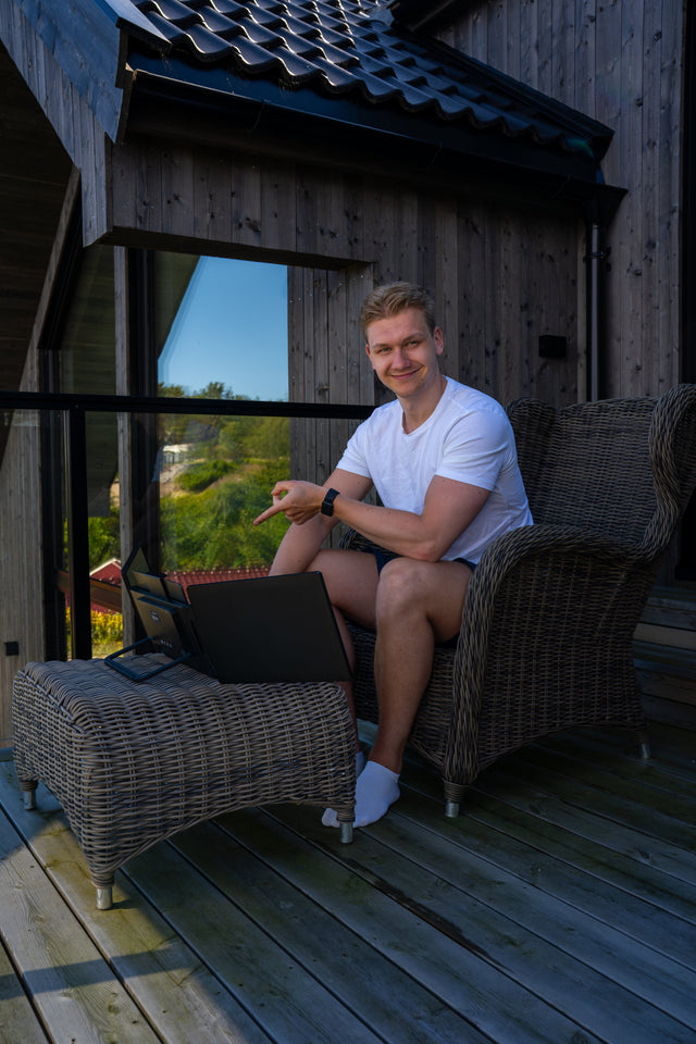 Arbeidsplass med tre skjermer på verandaen