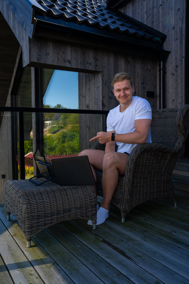 Person i hagestol på verandaen med Asuro Double Pro