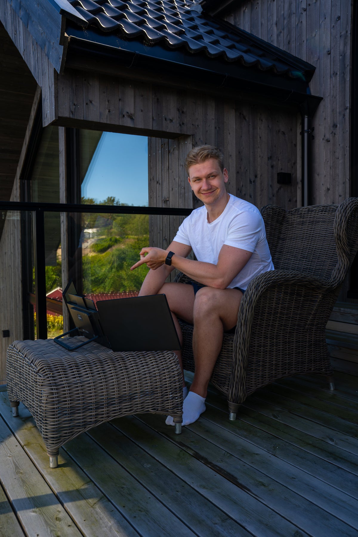 Arbeidsplass med tre skjermer på verandaen